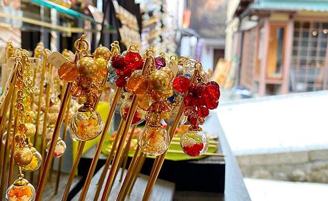 きょうと修学旅行ナビ | 体験学習 | つまみ細工 起き上がり小法師制作体験